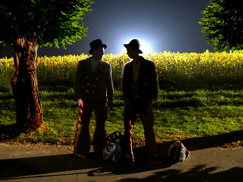 Wandergeselle, Auf der Walz, Walz, Wanderschaft, Tippelei, Potzlow, Für den unbekannten Hund, FUERDENUNBEKANNTENHUND, Gesellen, Steinmetz, Biker, Bikerclub, Rockerbraut, Motorradclub, Handwerk, FERRIS MC, Hip-Hop, Tätowierung, Strip, Breakdance, Skater, Tattoo, Dominik Reding, Benjamin Reding, Reding-Brüder, Filmstart, Kinofilm