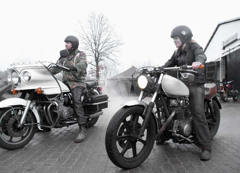 Wandergeselle, Auf der Walz, Walz, Wanderschaft, Tippelei, Potzlow, Für den unbekannten Hund, FUERDENUNBEKANNTENHUND, Gesellen, Steinmetz, Biker, Bikerclub, Rockerbraut, Motorradclub, Handwerk, FERRIS MC, Hip-Hop, Tätowierung, Strip, Breakdance, Skater, Tattoo, Dominik Reding, Benjamin Reding, Reding-Brüder, Filmstart, Kinofilm